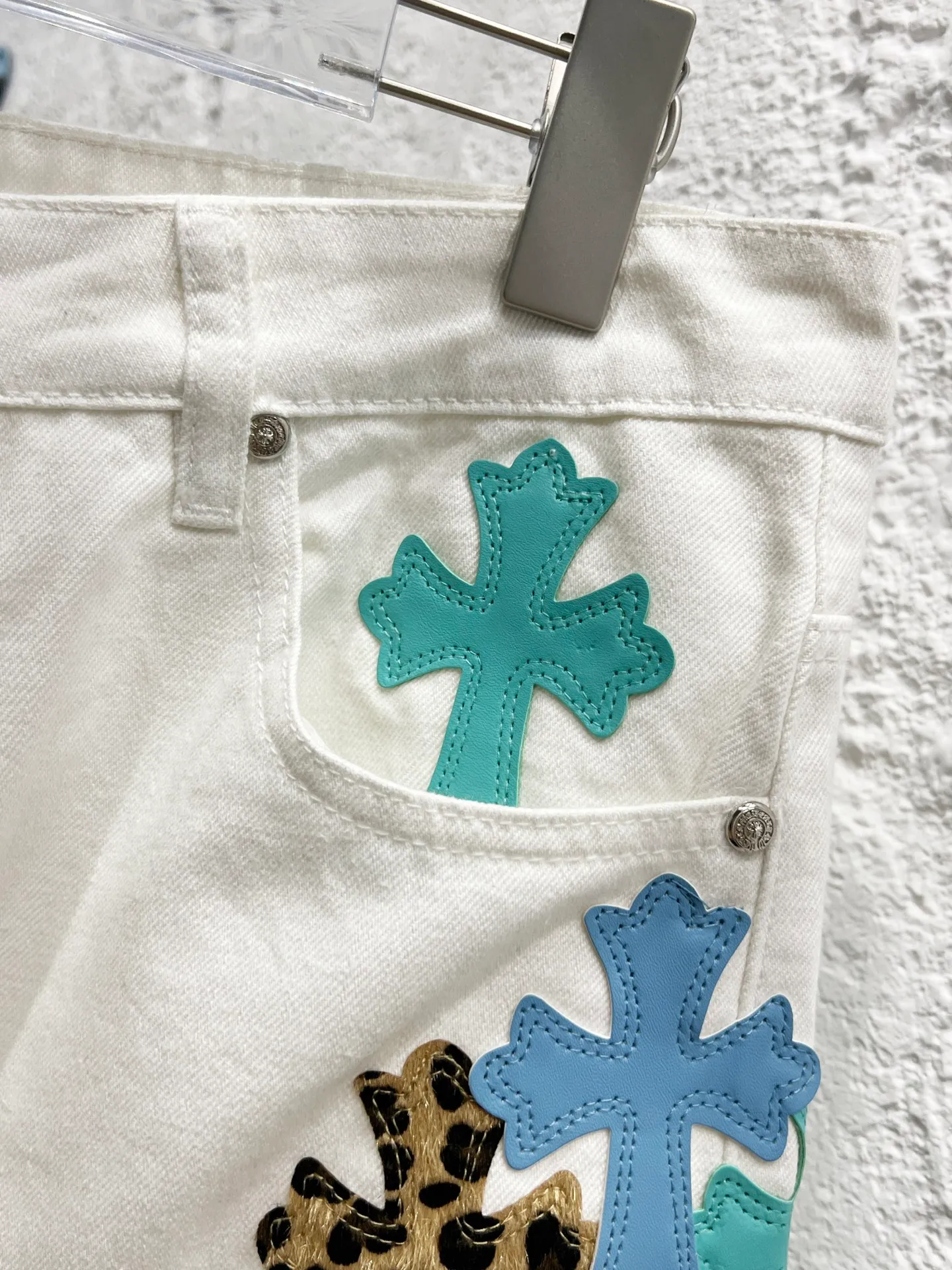 P250 Style number: H852 Chrome hearts & Chrome hearts 25ss blue leopard print cross patch leather jeans Chrome hearts’ logging pants are here! ! ! CH Croix Heart Double Knee Cross Patch Leather Bo1 Style Logging Pants Straight-leg Work Pants B136 Croix Heart Cross Sanskrit Overalls Price 24W Level, patchwork cross pattern embellishment, high-waisted washed jeans! ! Absolutely high-end luxury products, 1.9W level god-level single products, super popular products, made by top heavy industry, not to be missed. About Zangyin, this is an extremely luxurious fashion brand, which can also be called the nobles of the high street. It has always been an exclusive brand of some hipsters or rich second generation. Compared with ordinary high streets, it is more luxurious and noble. Compared with luxury brands, it has a more fashionable personality and has always been a brand that I have a special liking for. Imported yarn is custom-woven into high-density twill canvas, which ensures a crisp silhouette while also making the fabric feel very delicate. It follows the B01 classic silhouette, with a crisp and stylish upper body. The ready-made garments are stone-ground and fermented and washed, so they can be matched with any style. Buttons and zinc-brushed washable genuine YKK retro metal products. Double-layered canvas on the front. Perfect details. All hardware is perfect. Size: 30-32-34-36 Color: white pants, blue leather, leopard print